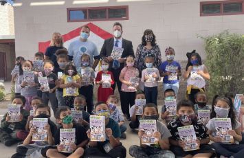  students take a picture with thier books 